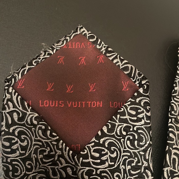 Louis Vuitton Vintage Mens Gorgeous Black & Silver Tie w Box. Mint Condition - Picture 4 of 13
